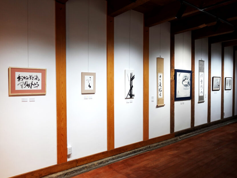福島県白河市・藤田記念博物館で開催された書家 根本みき個展の展示会場風景。書と水墨作品20点程展示されている。