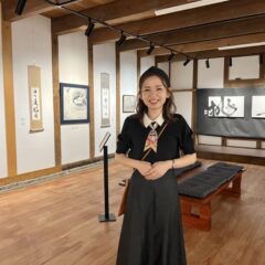 福島県白河市・藤田記念博物館で開催された書家 根本みき個展の展示会場風景。書と水墨作品20点程展示されている。