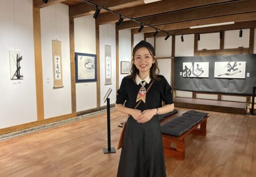 福島県白河市・藤田記念博物館で開催された書家 根本みき個展の展示会場風景。書と水墨作品20点程展示されている。