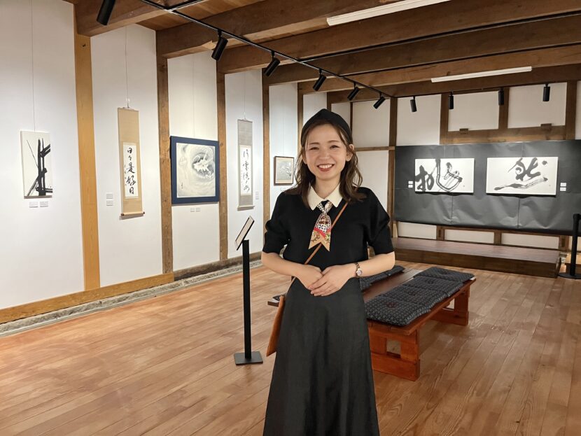 福島県白河市・藤田記念博物館で開催された書家 根本みき個展の展示会場風景。書と水墨作品20点程展示されている。