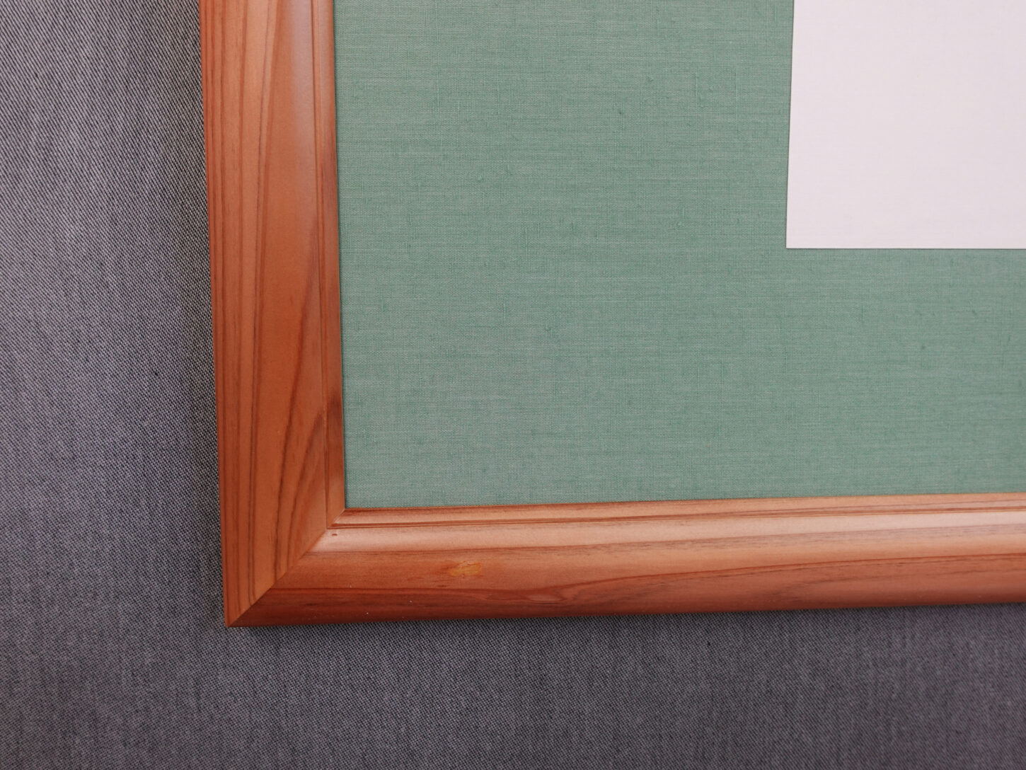 株式会社東栄住宅様からのご依頼書道作品。応接室に飾られた「愛語廻天（あいごかいてん）」は、思いやりのある言葉が巡り温かな空気を生む様子を、やわらかな筆致で表現した企業書道作品。