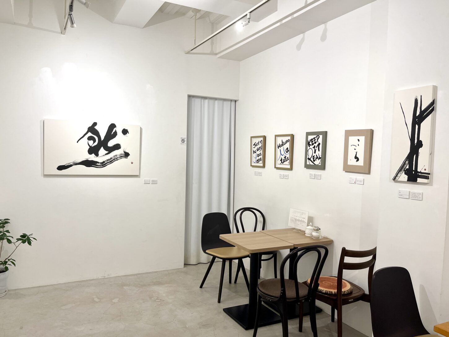 東京・清澄白河のサクラギャラリーで開催された根本みき個展風景。書と水墨画が“余白”をテーマに展示され、静けさと深い呼吸を感じられる空間。 | Exhibition view of Miki Nemoto’s show in Kiyosumi-Shirakawa, Tokyo, featuring Japanese calligraphy and ink painting exploring the concept of “ma” (meaningful space).