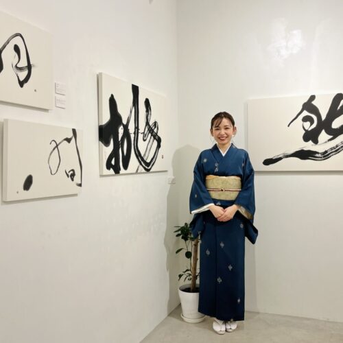 東京・清澄白河のサクラギャラリーで開催された根本みき個展風景。書と水墨画が“余白”をテーマに展示され、静けさと深い呼吸を感じられる空間。 | Exhibition view of Miki Nemoto’s show in Kiyosumi-Shirakawa, Tokyo, featuring calligraphy and ink painting exploring the concept of “ma” (meaningful space).