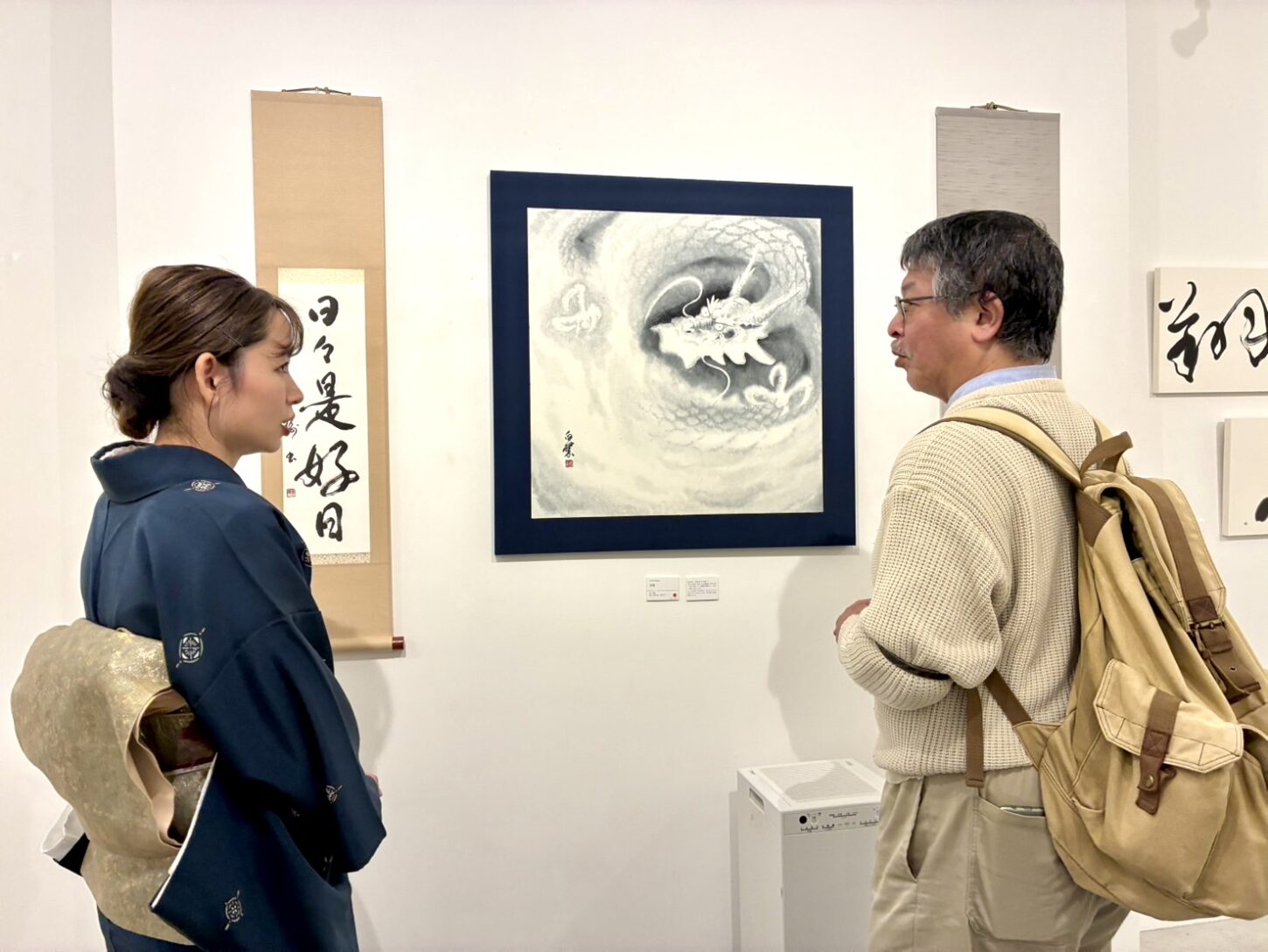 東京・清澄白河のサクラギャラリーで開催された根本みき個展風景。書と水墨画が“余白”をテーマに展示され、静けさと深い呼吸を感じられる空間。 | Exhibition view of Miki Nemoto’s show in Kiyosumi-Shirakawa, Tokyo, featuring Japanese calligraphy and ink painting exploring the concept of “ma” (meaningful space).