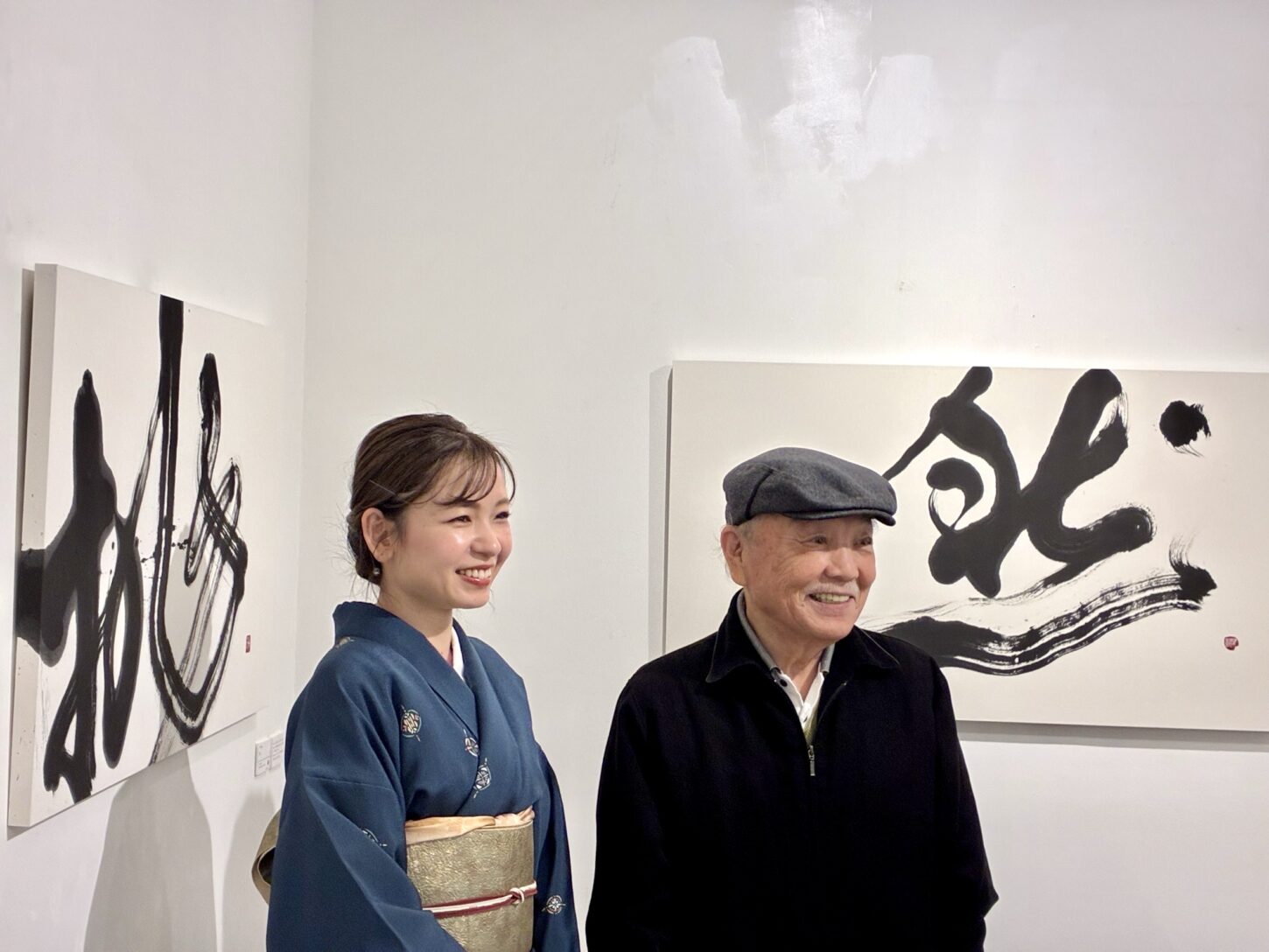 東京・清澄白河のサクラギャラリーで開催された根本みき個展風景。書と水墨画が“余白”をテーマに展示され、静けさと深い呼吸を感じられる空間。 | Exhibition view of Miki Nemoto’s show in Kiyosumi-Shirakawa, Tokyo, featuring calligraphy and ink painting exploring the concept of “ma” (meaningful space).