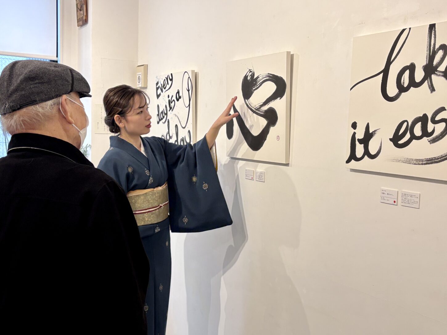 東京・清澄白河のサクラギャラリーで開催された根本みき個展風景。書と水墨画が“余白”をテーマに展示され、静けさと深い呼吸を感じられる空間。 | Exhibition view of Miki Nemoto’s show in Kiyosumi-Shirakawa, Tokyo, featuring Japanese calligraphy and ink painting exploring the concept of “ma” (meaningful space).