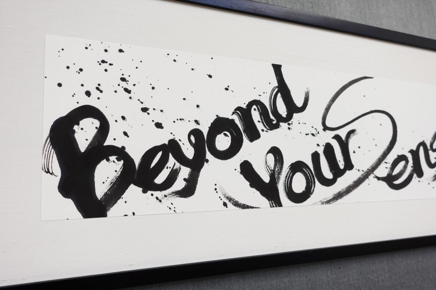 「Beyond Your Sense」オーダーメイド書道作品。英文字と墨の和を融合させたインテリアに映えるモダンな書。