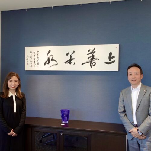 上善若水|株式会社東栄住宅ご依頼の書道作品。老子の言葉をテーマに、水の流れを想起させる筆致で揮毫。社長室の空間と調和するパネル表装で仕上げた、書家・根本みきによる企業向けオーダーメイド書作品。