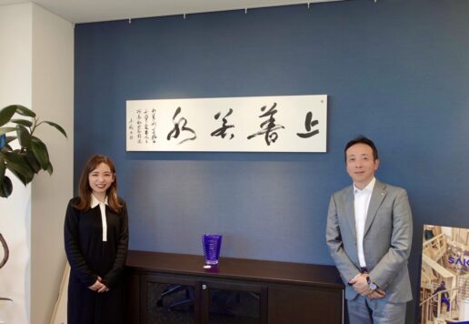 上善若水｜株式会社東栄住宅ご依頼の書道作品。老子の言葉をテーマに、水の流れを想起させる筆致で揮毫。社長室の空間と調和するパネル表装で仕上げた、書家・根本みきによる企業向けオーダーメイド書作品。