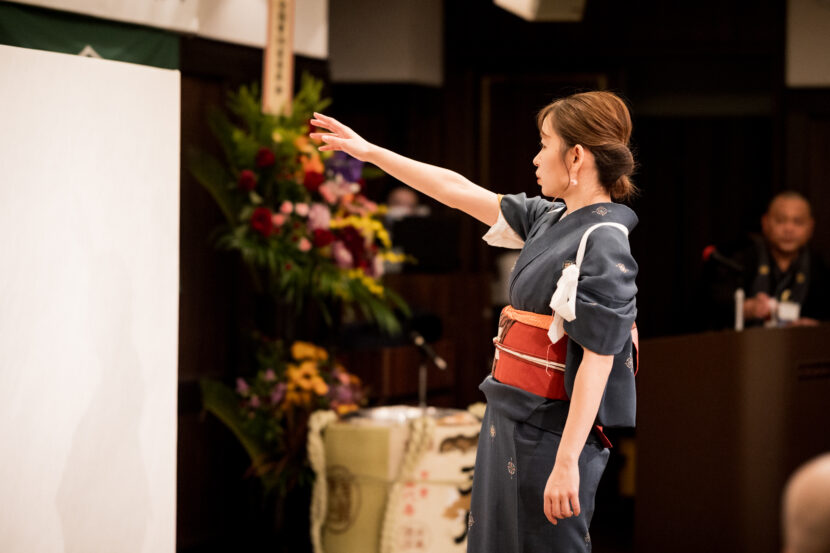 福島大会・曹洞宗青年会東北地方集会 創立50周年祝賀会で、書家・根本みきが揮毫した「観」。1400×1400mmの大作で、目に見えないものを観るという想いを、どっしりと芯を据えた力強い筆致で表現した書道パフォーマンス作品。