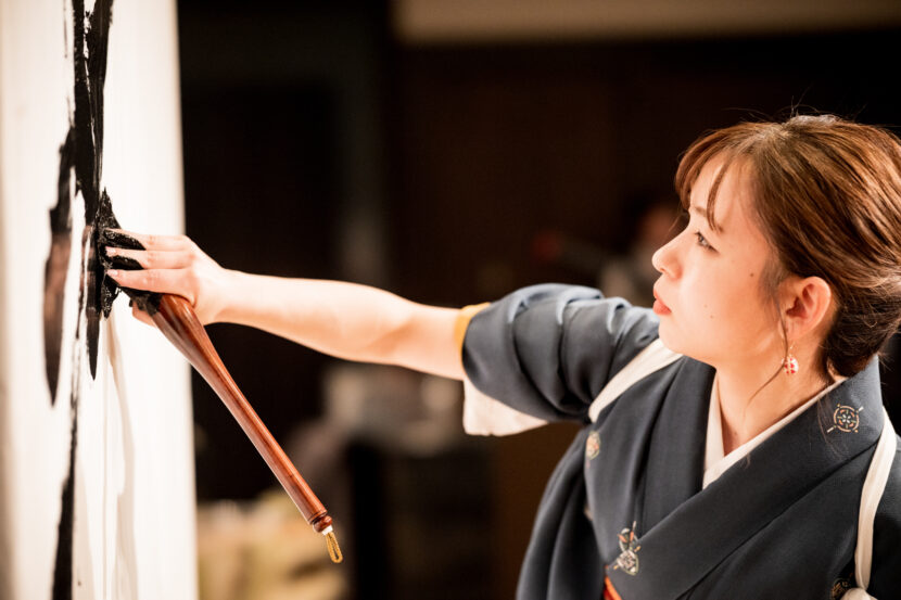 福島大会・曹洞宗青年会東北地方集会 創立50周年祝賀会で、書家・根本みきが揮毫した「観」。1400×1400mmの大作で、目に見えないものを観るという想いを、どっしりと芯を据えた力強い筆致で表現した書道パフォーマンス作品。