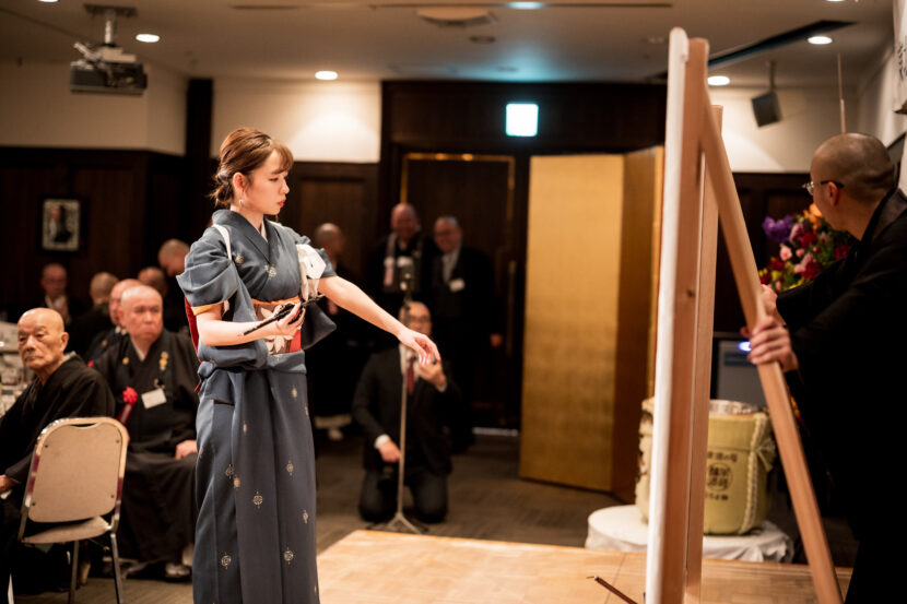 福島大会・曹洞宗青年会東北地方集会 創立50周年祝賀会で、書家・根本みきが揮毫した「観」。1400×1400mmの大作で、目に見えないものを観るという想いを、どっしりと芯を据えた力強い筆致で表現した書道パフォーマンス作品。