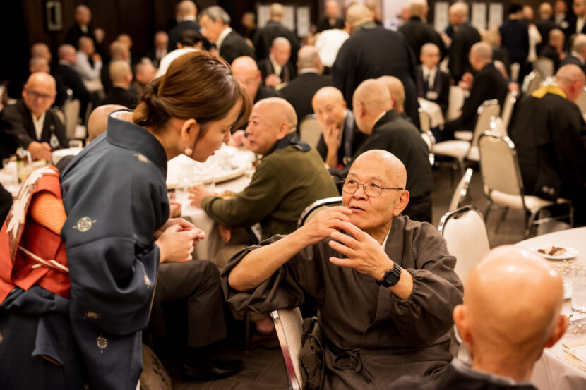 福島大会・曹洞宗青年会東北地方集会 創立50周年祝賀会で、書家・根本みきが揮毫した「観」。1400×1400mmの大作で、目に見えないものを観るという想いを、どっしりと芯を据えた力強い筆致で表現した書道パフォーマンス作品。