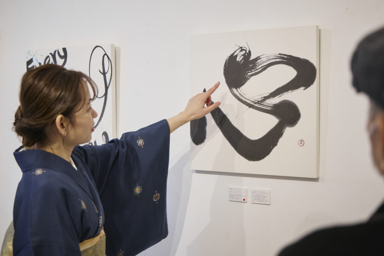 東京・清澄白河のサクラギャラリーで開催された根本みき個展風景。書と水墨画が“余白”をテーマに展示され、静けさと深い呼吸を感じられる空間。 | Exhibition view of Miki Nemoto’s show in Kiyosumi-Shirakawa, Tokyo, featuring calligraphy and ink painting exploring the concept of “ma” (meaningful space).