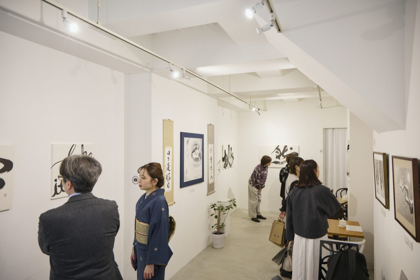 東京・清澄白河のサクラギャラリーで開催された根本みき個展風景。書と水墨画が“余白”をテーマに展示され、静けさと深い呼吸を感じられる空間。 | Exhibition view of Miki Nemoto’s show in Kiyosumi-Shirakawa, Tokyo, featuring calligraphy and ink painting exploring the concept of “ma” (meaningful space).