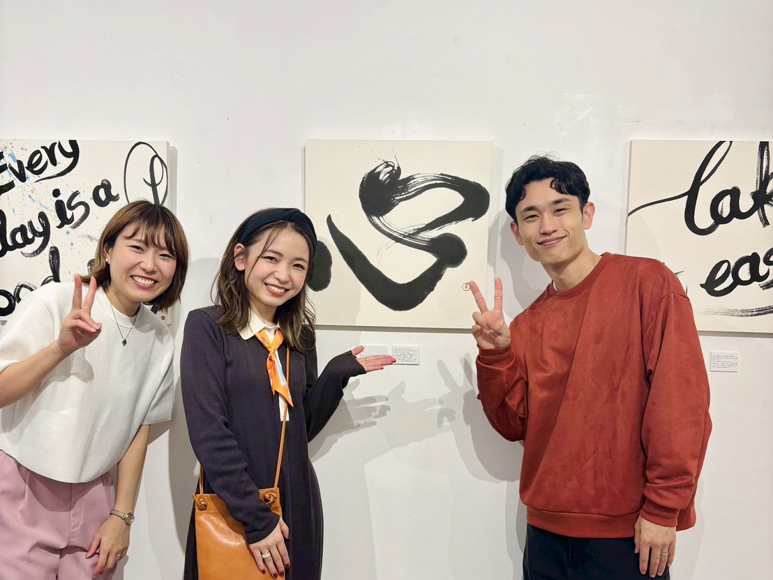 東京・清澄白河のサクラギャラリーで開催された根本みき個展風景。書と水墨画が“余白”をテーマに展示され、静けさと深い呼吸を感じられる空間。 | Exhibition view of Miki Nemoto’s show in Kiyosumi-Shirakawa, Tokyo, featuring calligraphy and ink painting exploring the concept of “ma” (meaningful space).