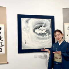 東京・清澄白河のサクラギャラリーで開催された根本みき個展風景。書と水墨画が“余白”をテーマに展示され、静けさと深い呼吸を感じられる空間。 | Exhibition view of Miki Nemoto’s show in Kiyosumi-Shirakawa, Tokyo, featuring calligraphy and ink painting exploring the concept of “ma” (meaningful space).