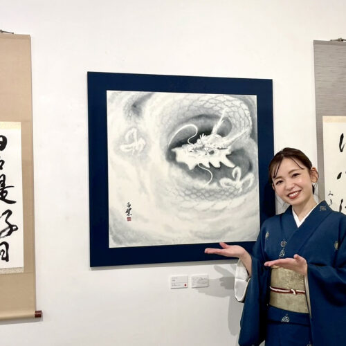 東京・清澄白河のサクラギャラリーで開催された根本みき個展風景。書と水墨画が“余白”をテーマに展示され、静けさと深い呼吸を感じられる空間。 | Exhibition view of Miki Nemoto’s show in Kiyosumi-Shirakawa, Tokyo, featuring calligraphy and ink painting exploring the concept of “ma” (meaningful space).