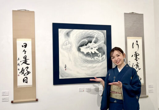 東京・清澄白河のサクラギャラリーで開催された根本みき個展風景。書と水墨画が“余白”をテーマに展示され、静けさと深い呼吸を感じられる空間。 | Exhibition view of Miki Nemoto’s show in Kiyosumi-Shirakawa, Tokyo, featuring calligraphy and ink painting exploring the concept of “ma” (meaningful space).