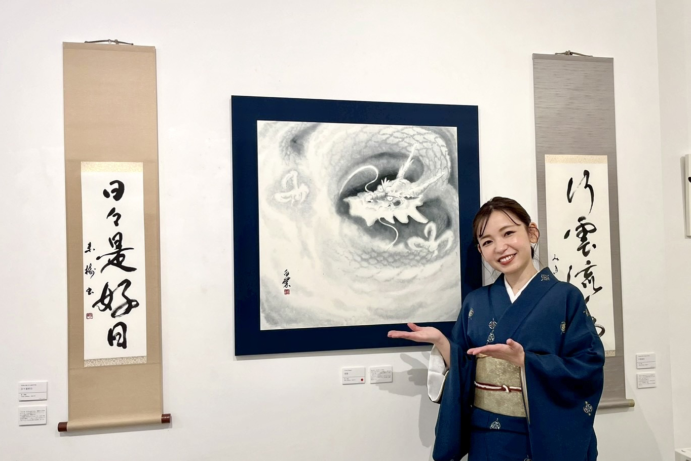 東京・清澄白河のサクラギャラリーで開催された根本みき個展風景。書と水墨画が“余白”をテーマに展示され、静けさと深い呼吸を感じられる空間。 | Exhibition view of Miki Nemoto’s show in Kiyosumi-Shirakawa, Tokyo, featuring calligraphy and ink painting exploring the concept of “ma” (meaningful space).