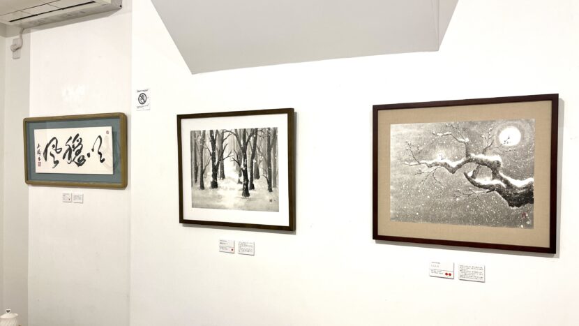 東京・清澄白河のサクラギャラリーで開催された根本みき個展風景。書と水墨画が“余白”をテーマに展示され、静けさと深い呼吸を感じられる空間。 | Exhibition view of Miki Nemoto’s show in Kiyosumi-Shirakawa, Tokyo, featuring calligraphy and ink painting exploring the concept of “ma” (meaningful space).